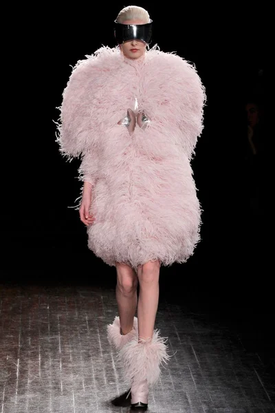 Look 18